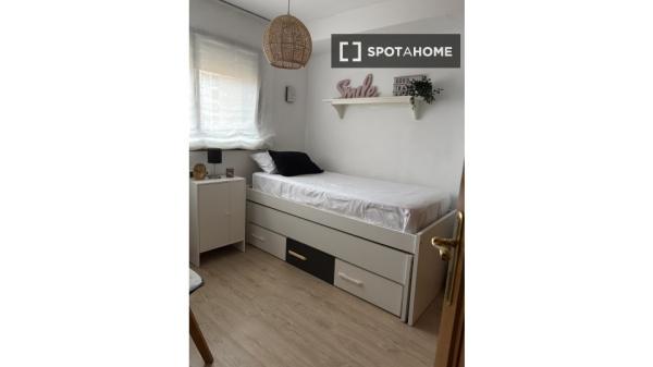 Se alquila habitación en Penya-Roja, Valencia.