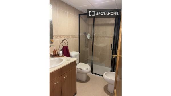 Se alquila habitación en Penya-Roja, Valencia.