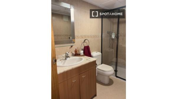 Se alquila habitación en Penya-Roja, Valencia.