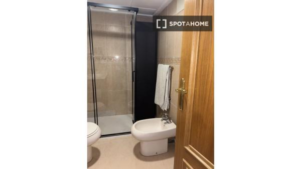 Se alquila habitación en Penya-Roja, Valencia.