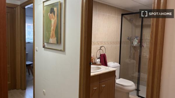 Se alquila habitación en Penya-Roja, Valencia.