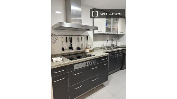 Se alquila habitación en Penya-Roja, Valencia.