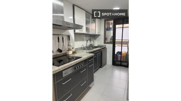 Se alquila habitación en Penya-Roja, Valencia.