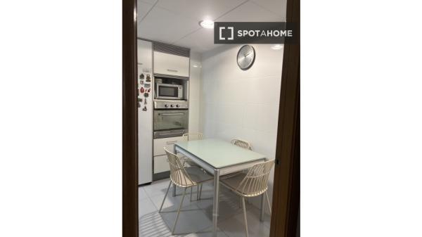 Se alquila habitación en Penya-Roja, Valencia.