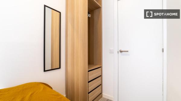 Habitación en piso compartido en alquiler en Embajadores, Madrid