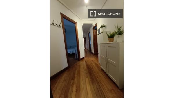 Room in shared 3-bedroom flat for rent in Zorrotza, Bilbao