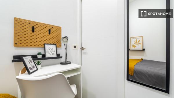 Room in shared apartment for rent in Embajadores, Madrid