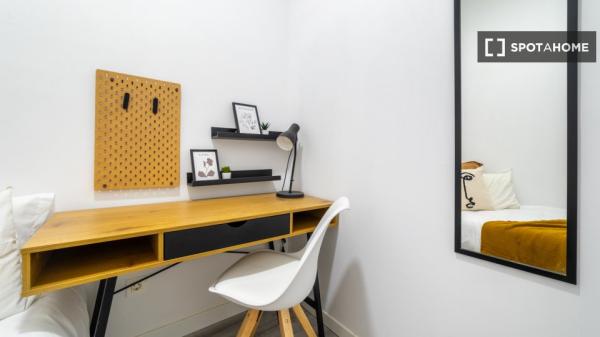 Room in shared apartment for rent in Embajadores, Madrid