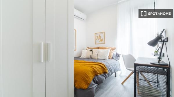 Room in shared apartment for rent in Embajadores, Madrid