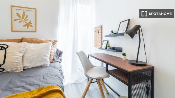 Room in shared apartment for rent in Embajadores, Madrid