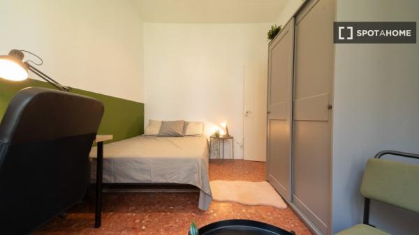 Se alquila habitación en piso compartido en la Dreta de l'Eixample