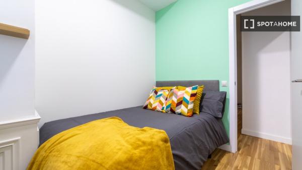 Habitación en piso compartido en alquiler en Castillejos, Madrid