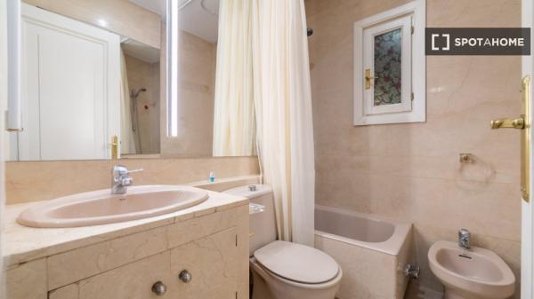 Habitación en piso compartido en alquiler en Castillejos, Madrid