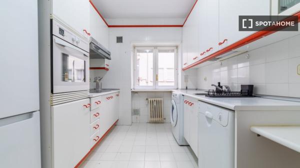 Habitación en piso compartido en alquiler en Castillejos, Madrid
