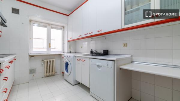 Habitación en piso compartido en alquiler en Castillejos, Madrid