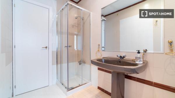 Chambre en colocation à louer à Castillejos, Madrid