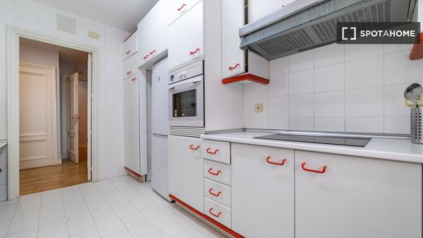 Chambre en colocation à louer à Castillejos, Madrid