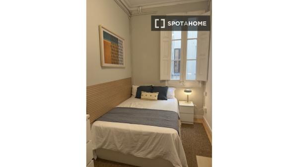 Chambre dans un appartement partagé de 7 chambres à louer à Sant Antoni