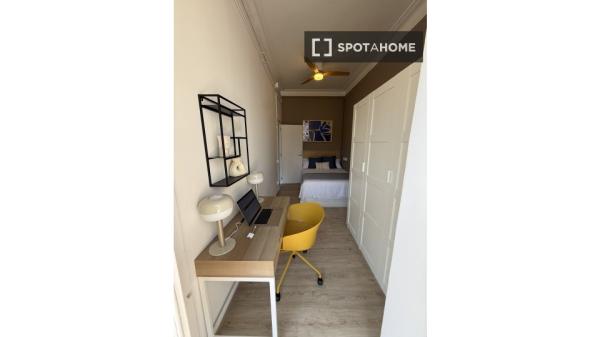 Chambre dans un appartement partagé de 7 chambres à louer à Sant Antoni