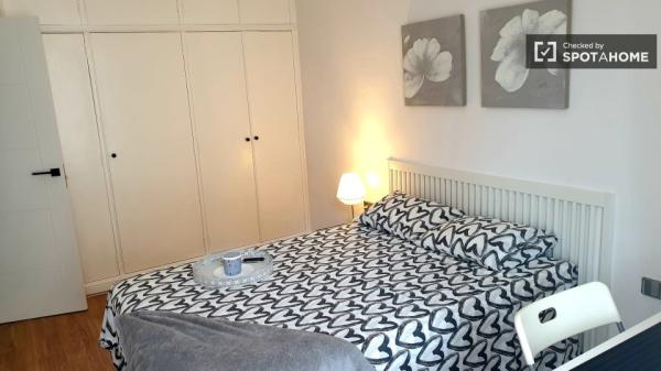 Pokój do wynajęcia w apartamencie z 4 sypialniami w Gràcia, Barcelona