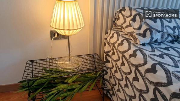 Pokój do wynajęcia w apartamencie z 4 sypialniami w Gràcia, Barcelona