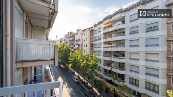 Pokój do wynajęcia w apartamencie z 4 sypialniami w Gràcia, Barcelona