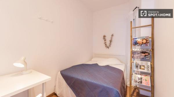 Se alquila habitación en piso de 4 dormitorios en Gràcia, Barcelona.