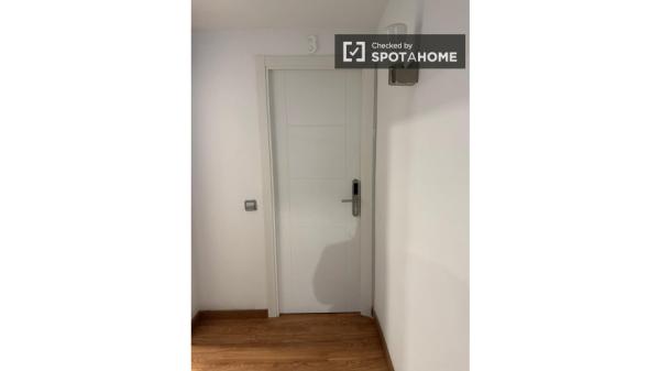 Pokój do wynajęcia w apartamencie z 4 sypialniami w Gràcia, Barcelona