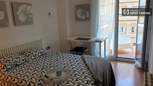 Se alquila habitación en piso de 4 dormitorios en Gràcia, Barcelona.