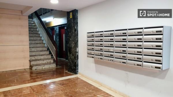 Pokój do wynajęcia w apartamencie z 4 sypialniami w Gràcia, Barcelona