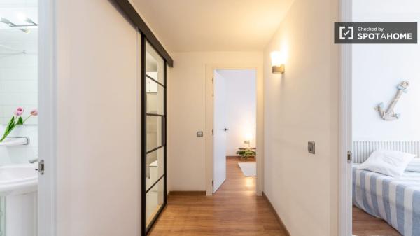 Pokój do wynajęcia w apartamencie z 4 sypialniami w Gràcia, Barcelona