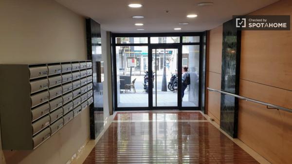 Pokój do wynajęcia w apartamencie z 4 sypialniami w Gràcia, Barcelona