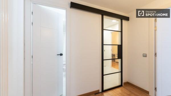 Pokój do wynajęcia w apartamencie z 4 sypialniami w Gràcia, Barcelona