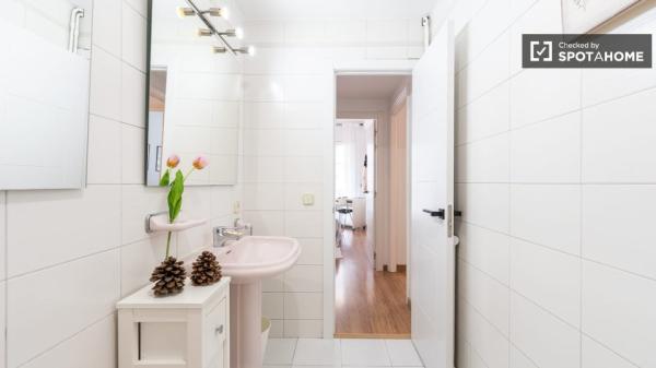 Pokój do wynajęcia w apartamencie z 4 sypialniami w Gràcia, Barcelona