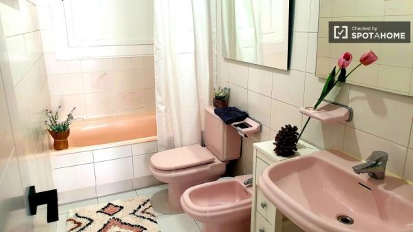 Pokój do wynajęcia w apartamencie z 4 sypialniami w Gràcia, Barcelona