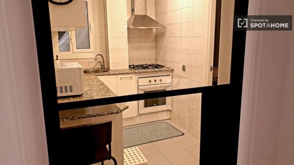 Pokój do wynajęcia w apartamencie z 4 sypialniami w Gràcia, Barcelona