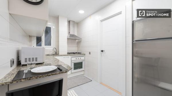 Pokój do wynajęcia w apartamencie z 4 sypialniami w Gràcia, Barcelona