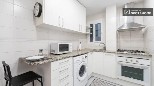 Se alquila habitación en piso de 4 dormitorios en Gràcia, Barcelona.