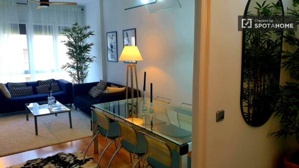 Pokój do wynajęcia w apartamencie z 4 sypialniami w Gràcia, Barcelona