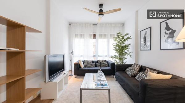 Se alquila habitación en piso de 4 dormitorios en Gràcia, Barcelona.