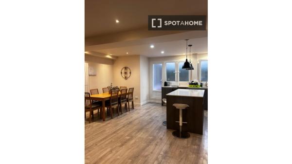 Pokój we wspólnym mieszkaniu w Madrycie