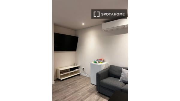 Pokój we wspólnym mieszkaniu w Madrycie
