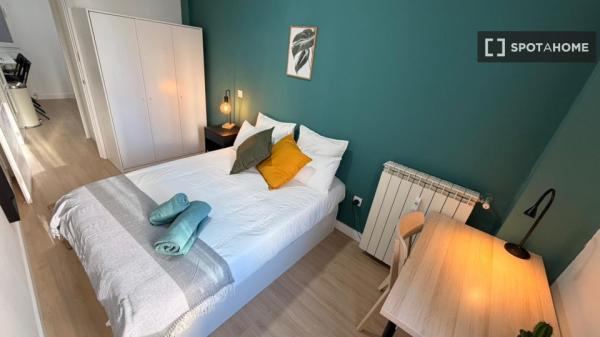 Zimmer in einer 5-Zimmer-Wohnung in Universidad, Madrid zu vermieten