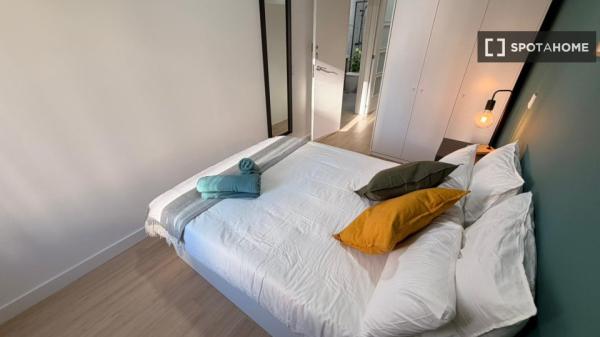 Zimmer in einer 5-Zimmer-Wohnung in Universidad, Madrid zu vermieten