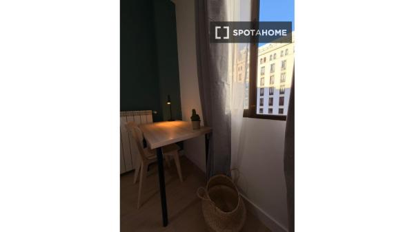 Zimmer in einer 5-Zimmer-Wohnung in Universidad, Madrid zu vermieten