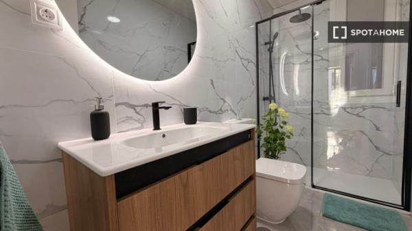 Zimmer in einer 5-Zimmer-Wohnung in Universidad, Madrid zu vermieten