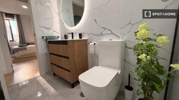 Zimmer in einer 5-Zimmer-Wohnung in Universidad, Madrid zu vermieten