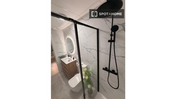 Zimmer in einer 5-Zimmer-Wohnung in Universidad, Madrid zu vermieten