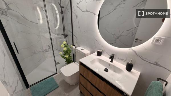 Zimmer in einer 5-Zimmer-Wohnung in Universidad, Madrid zu vermieten