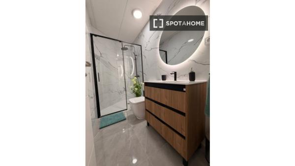 Zimmer in einer 5-Zimmer-Wohnung in Universidad, Madrid zu vermieten